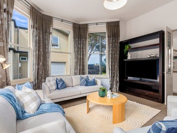 EASY CARE - CHARMING HOME!