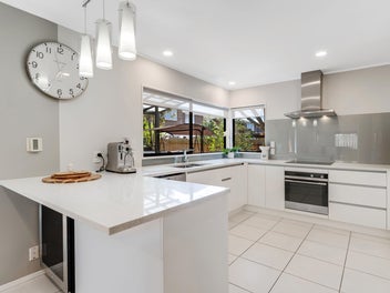 Solid, freehold & family ready in Macleans!