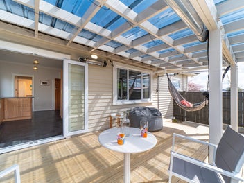 Modernised, Double Glazed, Central & Studio!