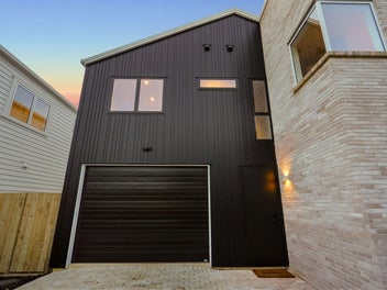 Stand Alone Coastal Home | Sea Views + Lift Prov