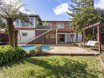 Sunsets, Swimming & Stylish Family Living