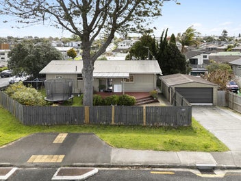 1950s Home, Double Garage, Unbeatable Location!!