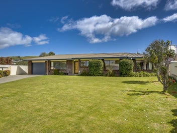 Three Bedroom Home Plus Separate Studio