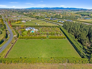 Grand Estate. Space, Gardens & Views