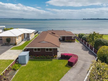 Absolute Waterfront in Matua