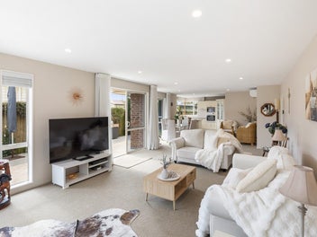 Sun-Drenched, Spacious & Effortlessly Easy