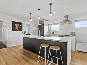 Beautifully Renovated Modern Entertainer!