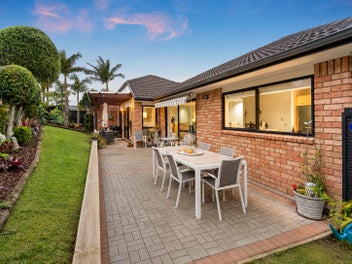BRICK, TILE AND SINGLE LEVEL WITH SUNSHINE!