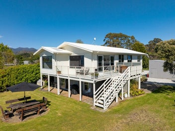 BEAUTIFULLY RENOVATED BEACHFRONT READY TO ENJOY