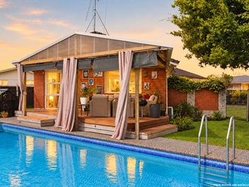 Walk to Hillcrest School - Brick, Freehold & Pool
