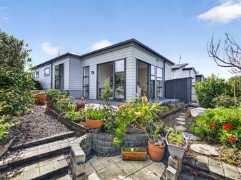 Sunny, Private & Perfectly Positioned