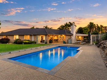House, Pool, Shed on 5,000m2!