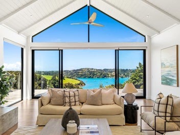 Coastal estate in prestigious Bishops Hill