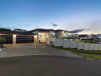 Executive Family Living with Pool & Views