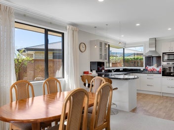 Smart, Easy Living Close to Town
