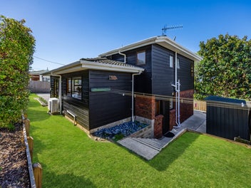 FREEHOLD FREEDOM. RENOVATED PERFECTION