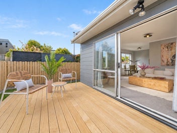 Sun-Soaked, Single-Level and Convenient Location