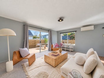 Sun-Soaked, Single-Level and Convenient Location