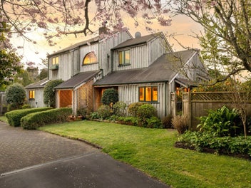 Capture the Charm, Live the Location