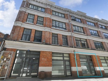 TE ARO'S NEW YORK CHICK - 90m OF INDUSTRIAL COOL!
