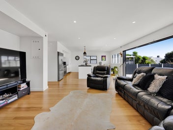 3 Bed, 3 Ensuite + 91m2 Garage - Walk to CBD
