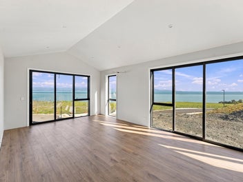 Sea Views & Style – Move In Before Christmas
