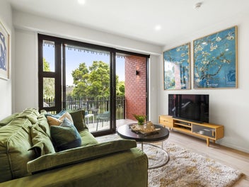 North-facing + carpark |Modern living in Northcote