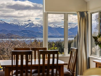 Private Retreat - Panoramic Lake & Mountain Views