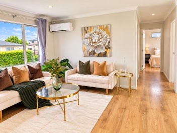 MODERN FAMILY LIVING IN THE HEART OF HENDERSON!