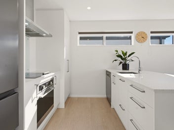 * UNDER OFFER * Modern Living with All the Extras