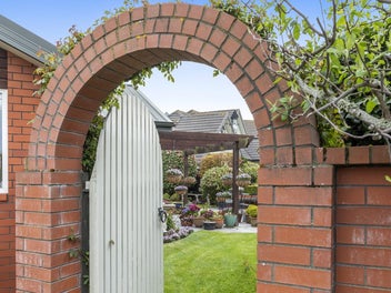 FAIRWAY PARK - A MUCH-LOVED ONE-OWNER HOME