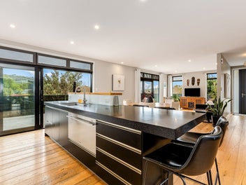 SUNNY PRIVATE HAVEN WITH PEACEFUL VIEWS