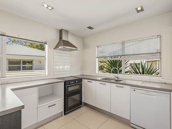 PRIVATE & PEACEFUL, OPEN PLAN LIVING