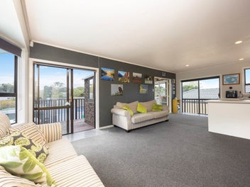 Versatile Green Bay Living with Income Potential