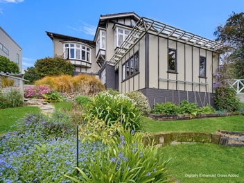 Arts and Crafts Bungalow with Elegance