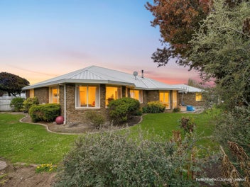 Spacious Family Living With Triple Garaging