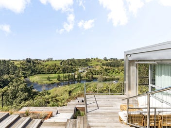 ARCHITECTURAL LUXURY ABOVE THE RIVER