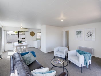 Four Bedrooms, School And City Convenience