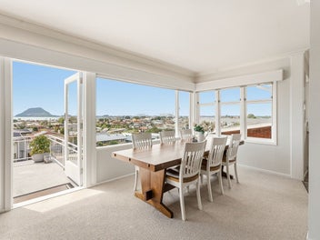 Elevated Sun-Drenched Living with Unrivalled Views