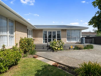 New Home for Xmas? Spacious Family Living on 903m2