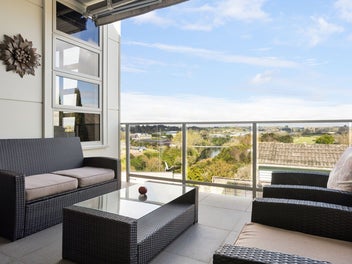 RIVER VIEWS. PRIME LOCATION. EXCEPTIONAL LIVING!