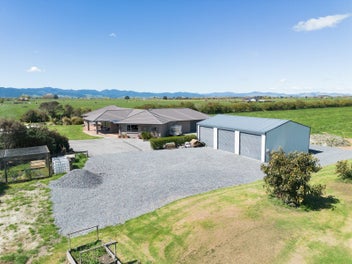 Rural Dream! Expansive Home + Fantastic Garaging