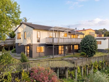 Live Up, Rent Down— 1,004m²+ Sky Tower Views