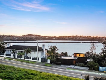 Sunsets, Water Views & Privacy on Paritai