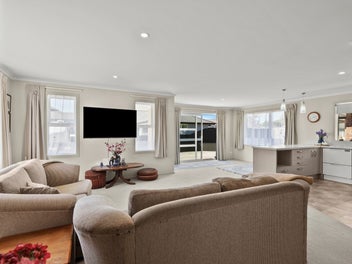 MODERN TOWNHOUSE - PRICED TO SELL!!