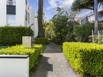 SPACIOUS 2 BEDROOM GARDEN APARTMENT.