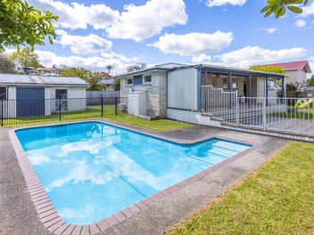 Pool, Privacy & Parties - Don't Miss This!