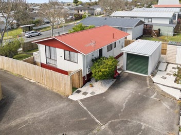 CHARMING 2 BEDROOM HOME IN CLOVER PARK