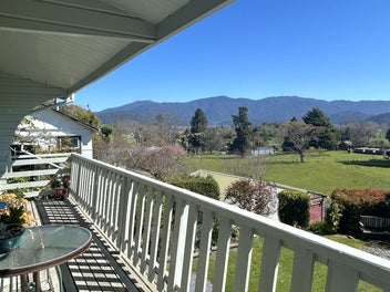 SUNNY, GORGEOUS GARDENS