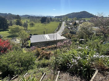 SUNNY, GORGEOUS GARDENS